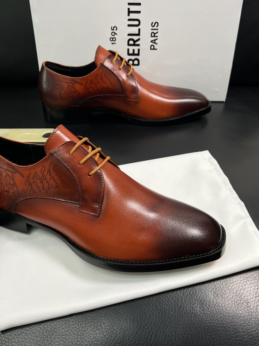 Berluti  高品质  顶级工艺品  布鲁提 专柜同步发售原厂配置，意大利进口牛皮面料，全进口水染牛
