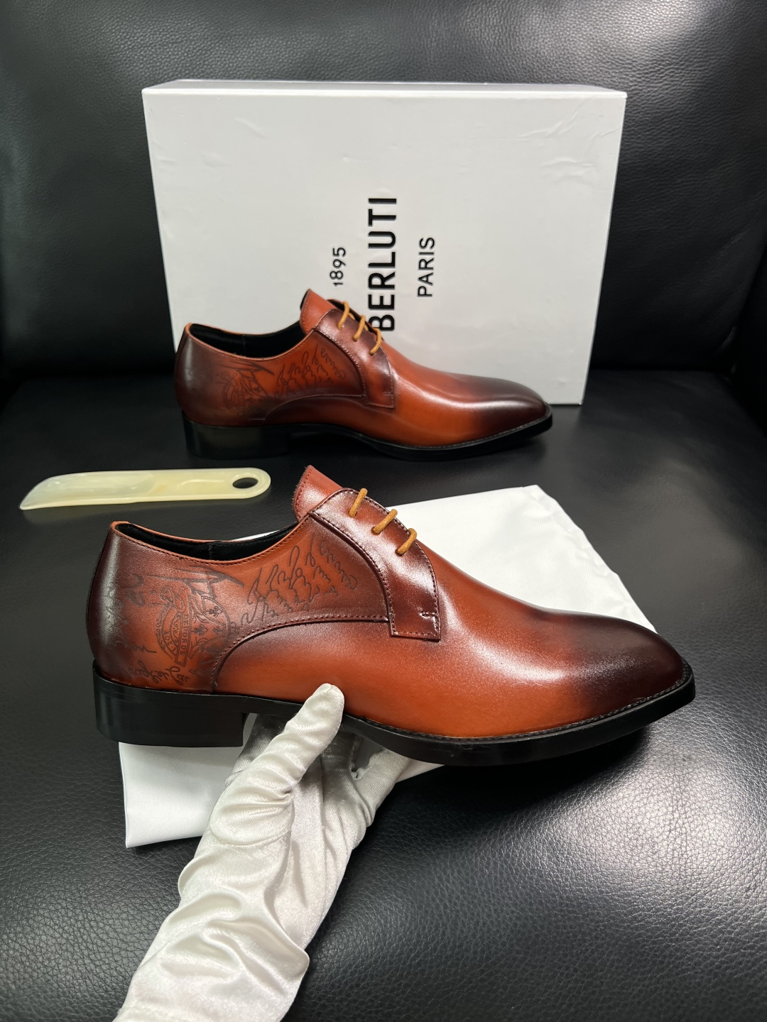 Berluti  高品质  顶级工艺品  布鲁提 专柜同步发售原厂配置，意大利进口牛皮面料，全进口水染牛