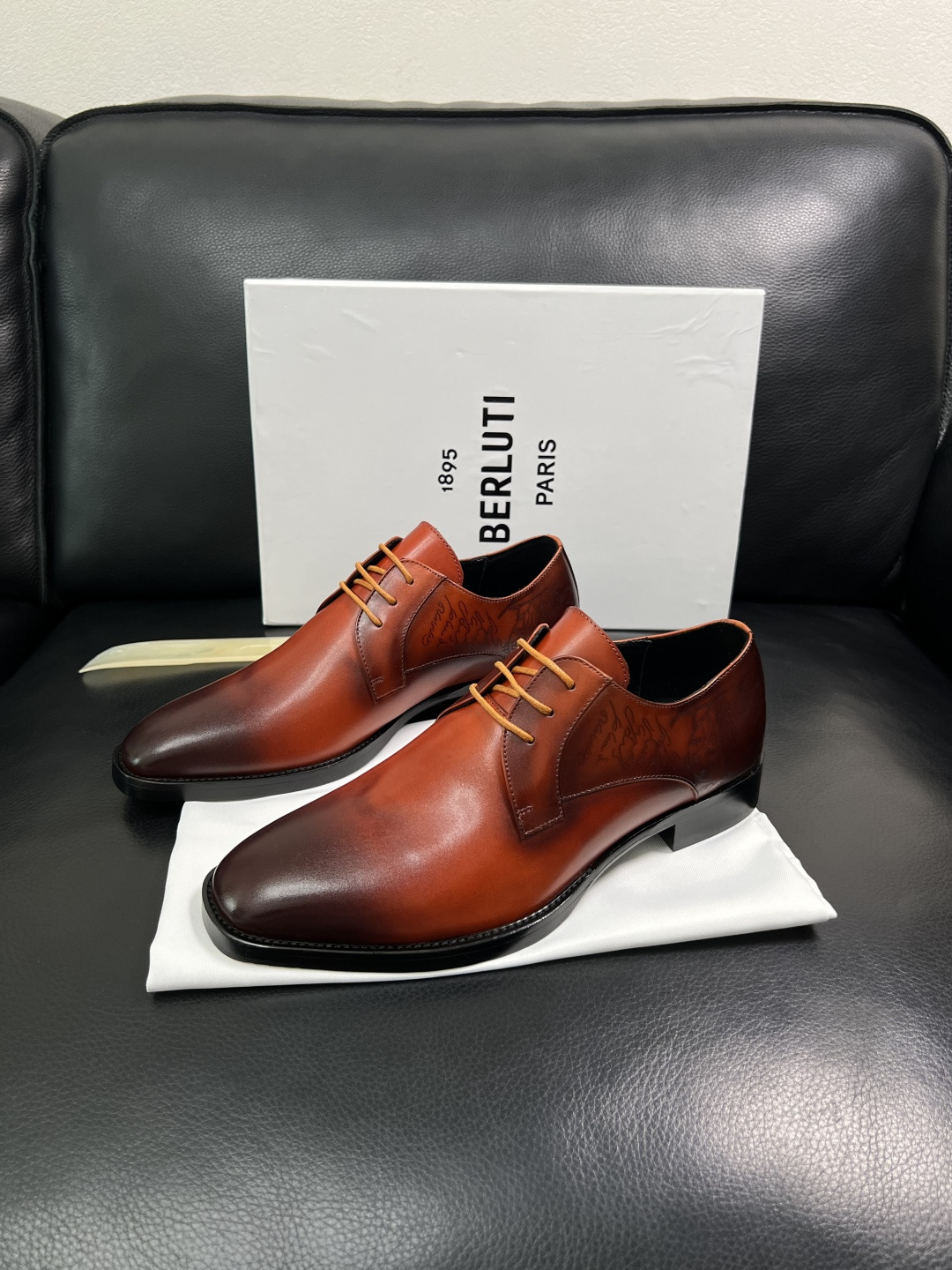 Berluti  高品质  顶级工艺品  布鲁提 专柜同步发售原厂配置，意大利进口牛皮面料，全进口水染牛