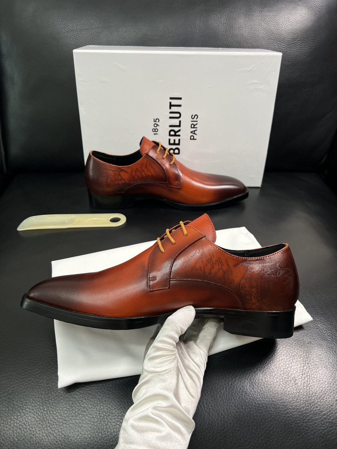 Berluti  高品质  顶级工艺品  布鲁提 专柜同步发售原厂配置，意大利进口牛皮面料，全进口水染牛