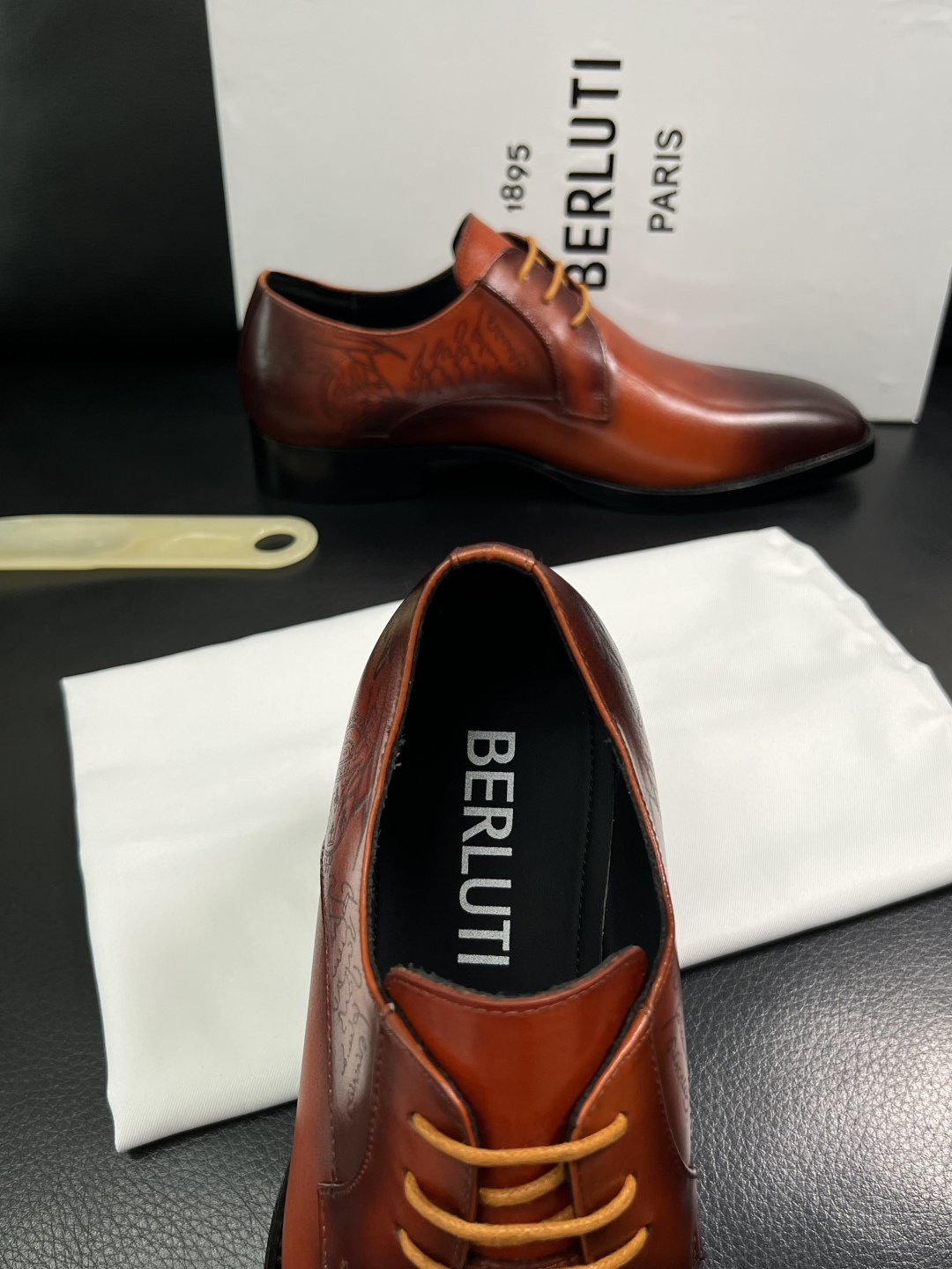 Berluti  高品质  顶级工艺品  布鲁提 专柜同步发售原厂配置，意大利进口牛皮面料，全进口水染牛