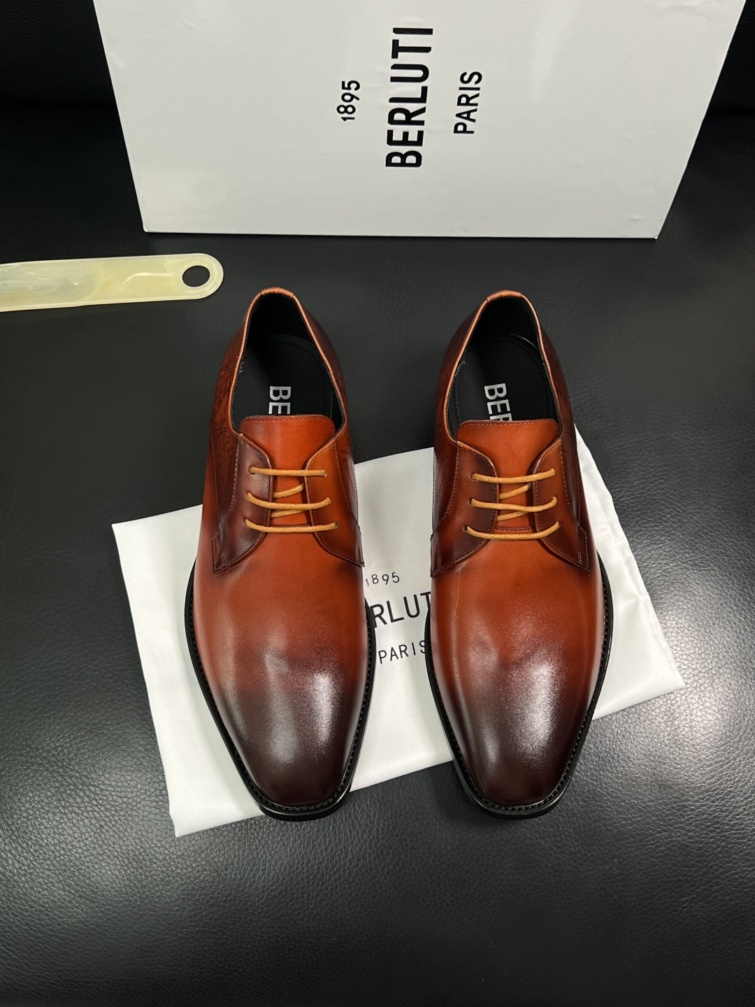 Berluti  高品质  顶级工艺品  布鲁提 专柜同步发售原厂配置，意大利进口牛皮面料，全进口水染牛