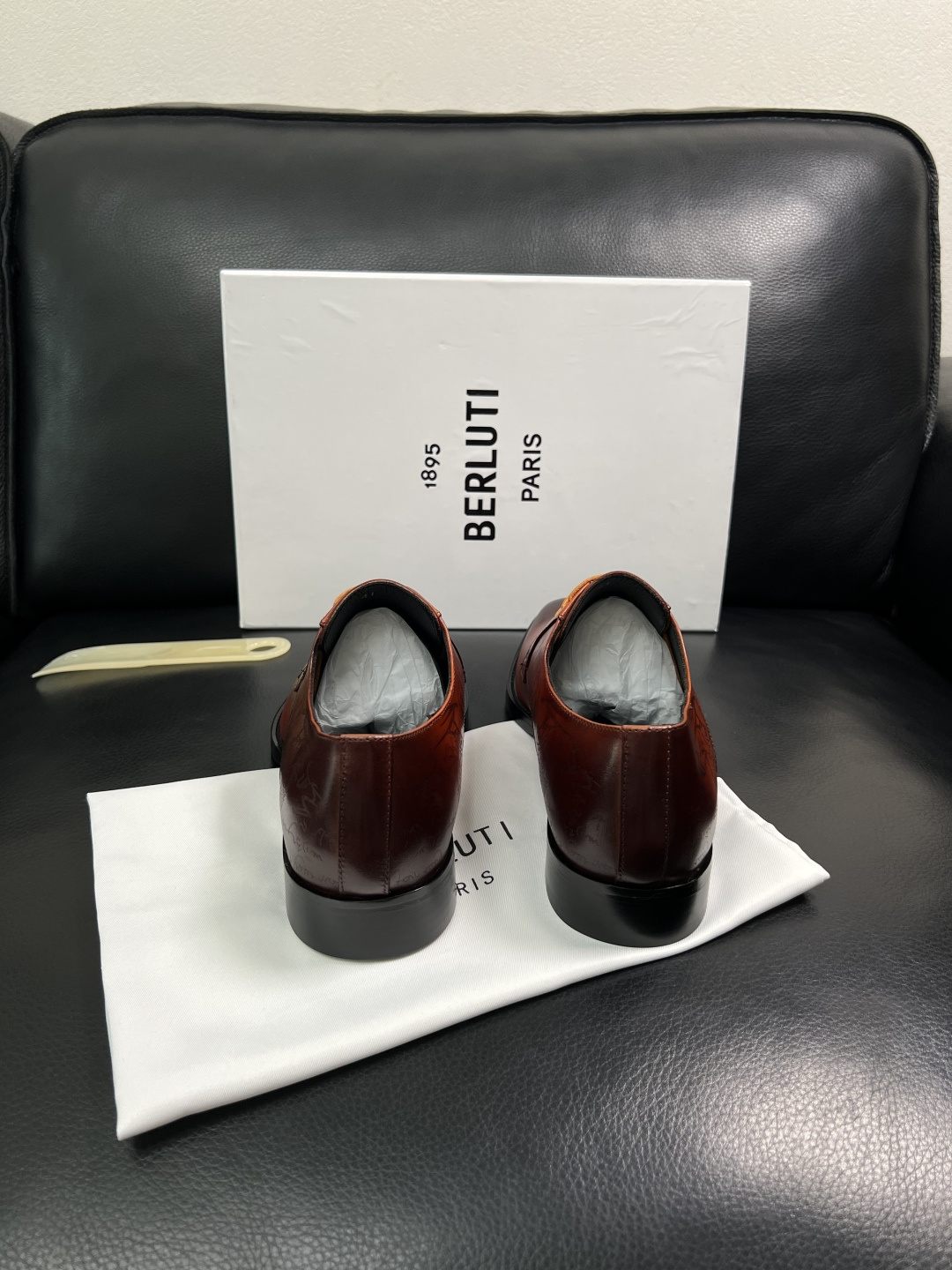 Berluti  高品质  顶级工艺品  布鲁提 专柜同步发售原厂配置，意大利进口牛皮面料，全进口水染牛