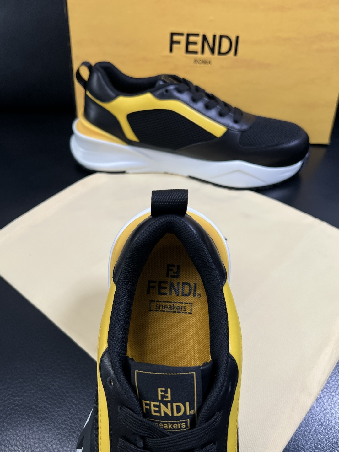 FENDI  高品质 顶级工艺品  芬迪  专柜同步原厂配置，意大利进口原版面料，透气舒适牛皮内里垫，鞋