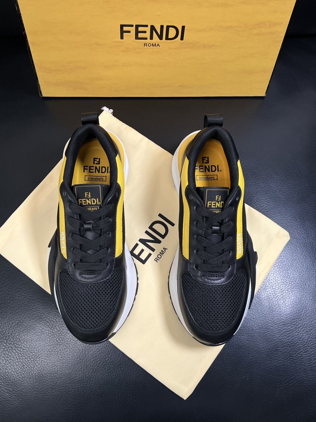 FENDI  高品质 顶级工艺品  芬迪  专柜同步原厂配置，意大利进口原版面料，透气舒适牛皮内里垫，鞋