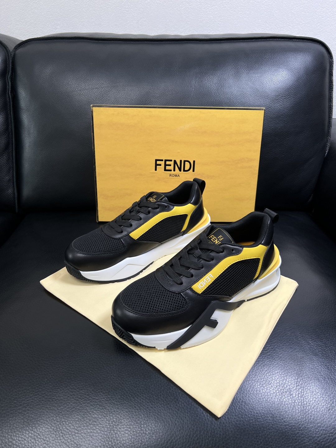 FENDI  高品质 顶级工艺品  芬迪  专柜同步原厂配置，意大利进口原版面料，透气舒适牛皮内里垫，鞋