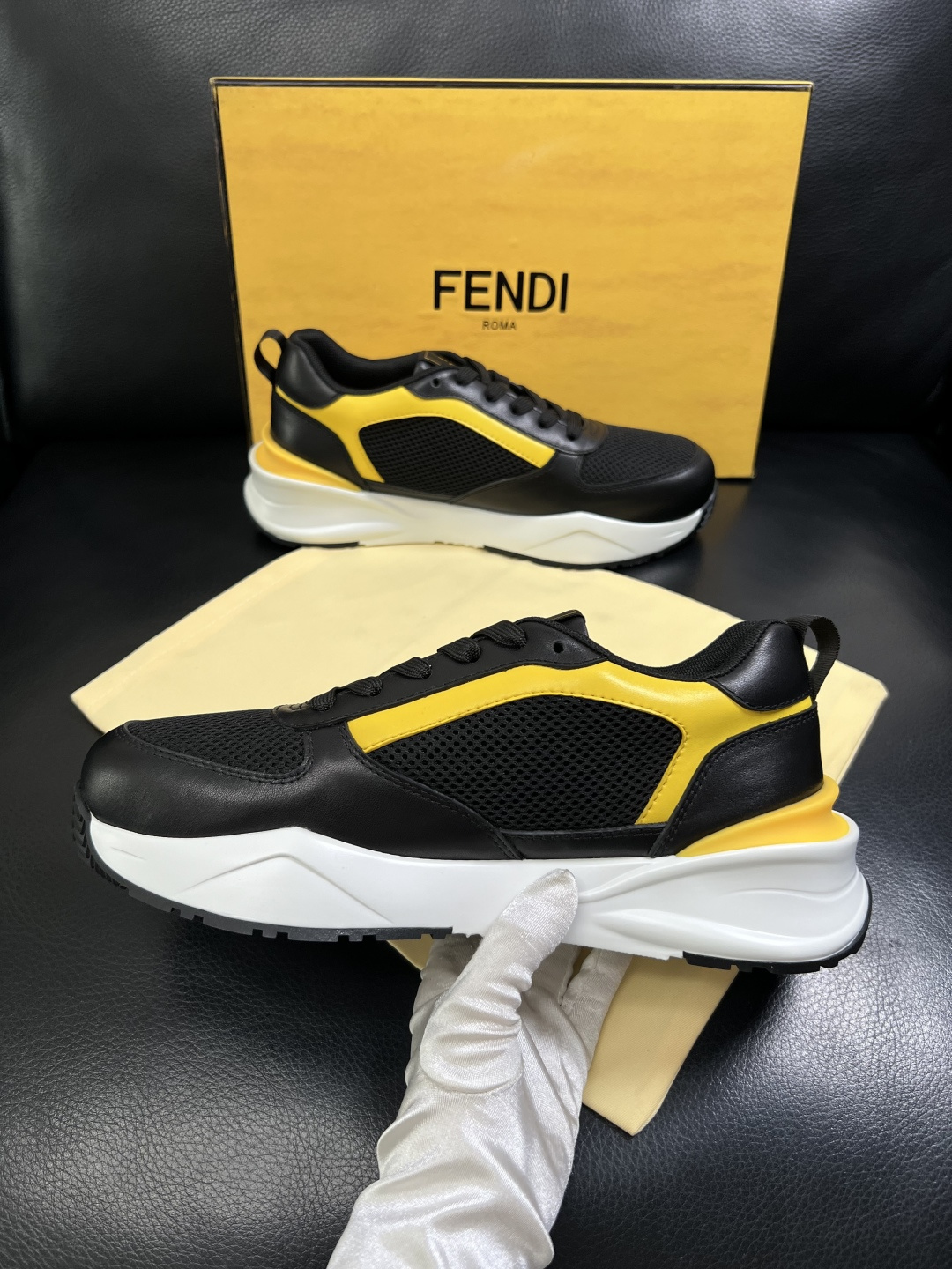 FENDI  高品质 顶级工艺品  芬迪  专柜同步原厂配置，意大利进口原版面料，透气舒适牛皮内里垫，鞋
