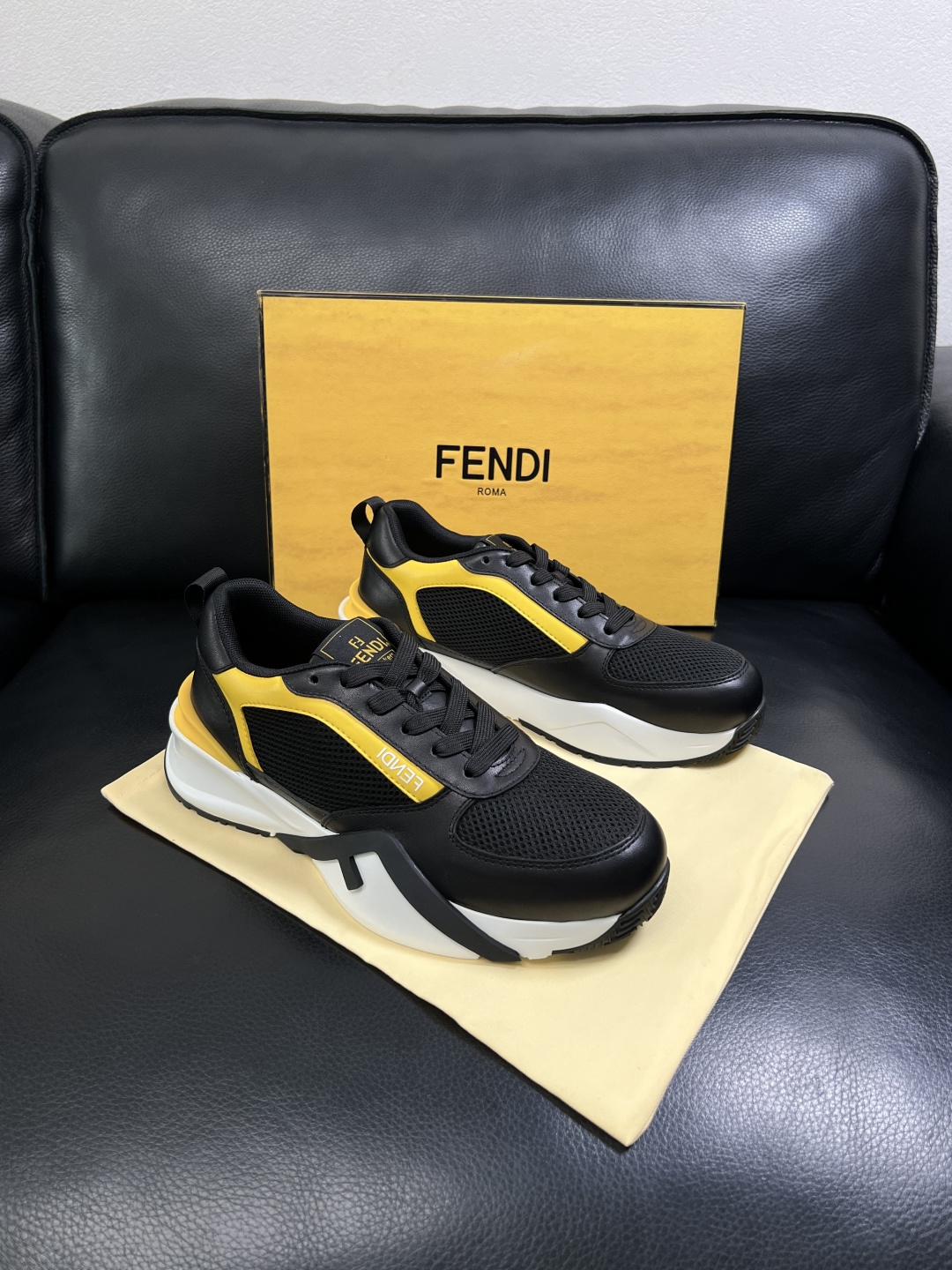 FENDI  高品质 顶级工艺品  芬迪  专柜同步原厂配置，意大利进口原版面料，透气舒适牛皮内里垫，鞋