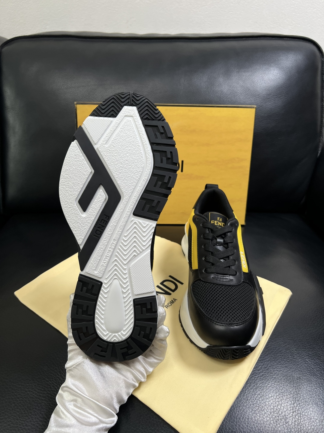 FENDI  高品质 顶级工艺品  芬迪  专柜同步原厂配置，意大利进口原版面料，透气舒适牛皮内里垫，鞋