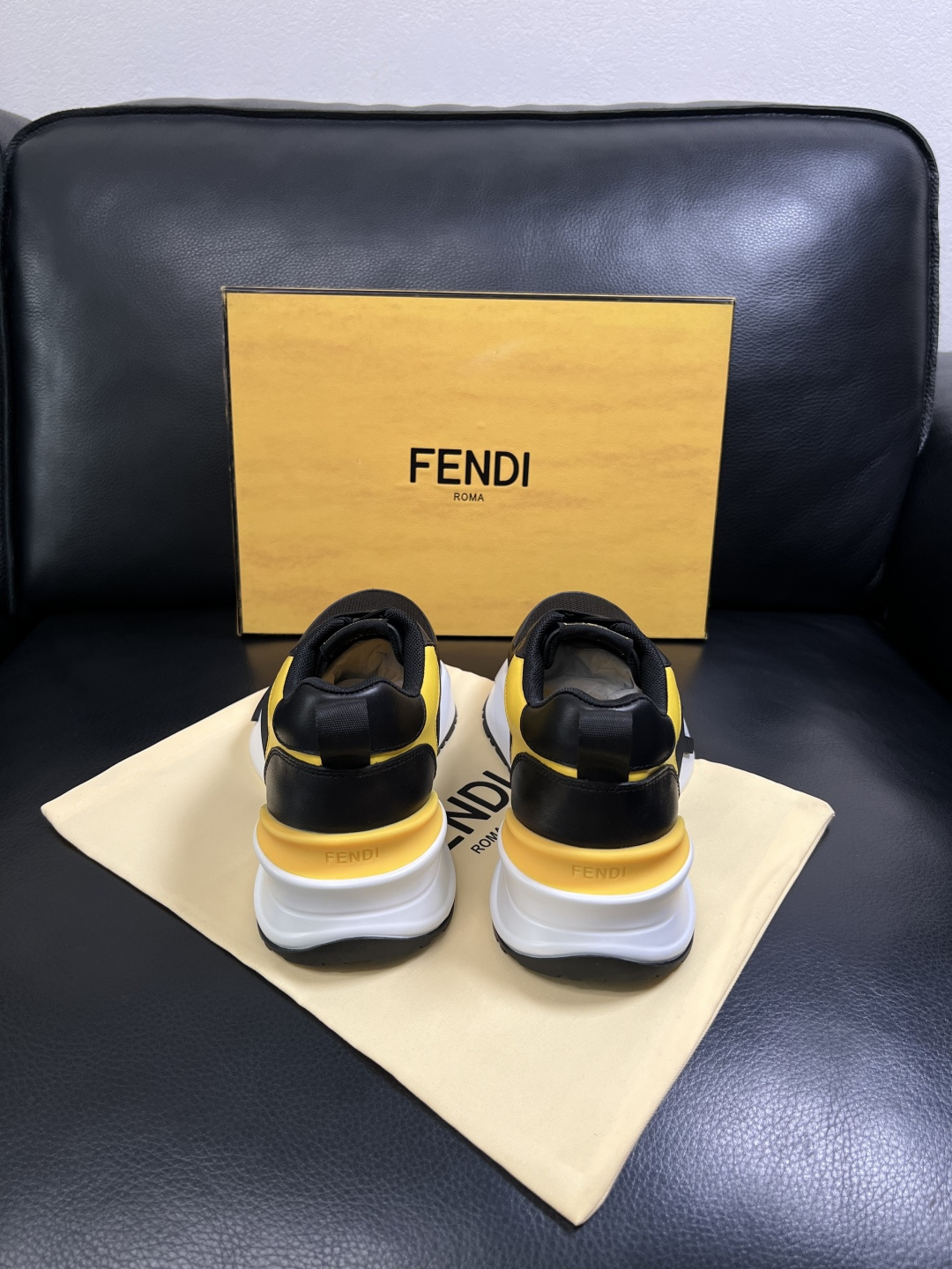 FENDI  高品质 顶级工艺品  芬迪  专柜同步原厂配置，意大利进口原版面料，透气舒适牛皮内里垫，鞋