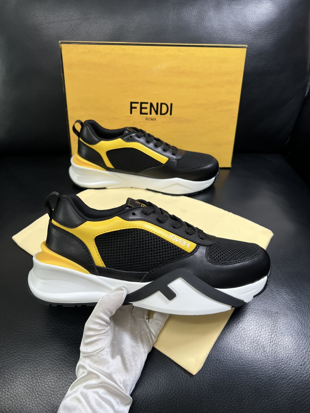 FENDI  高品质 顶级工艺品  芬迪  专柜同步原厂配置，意大利进口原版面料，透气舒适牛皮内里垫，鞋