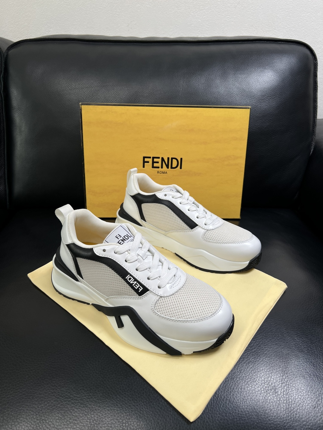FENDI  高品质 顶级工艺品  芬迪  专柜同步原厂配置，意大利进口原版面料，透气舒适牛皮内里垫，鞋