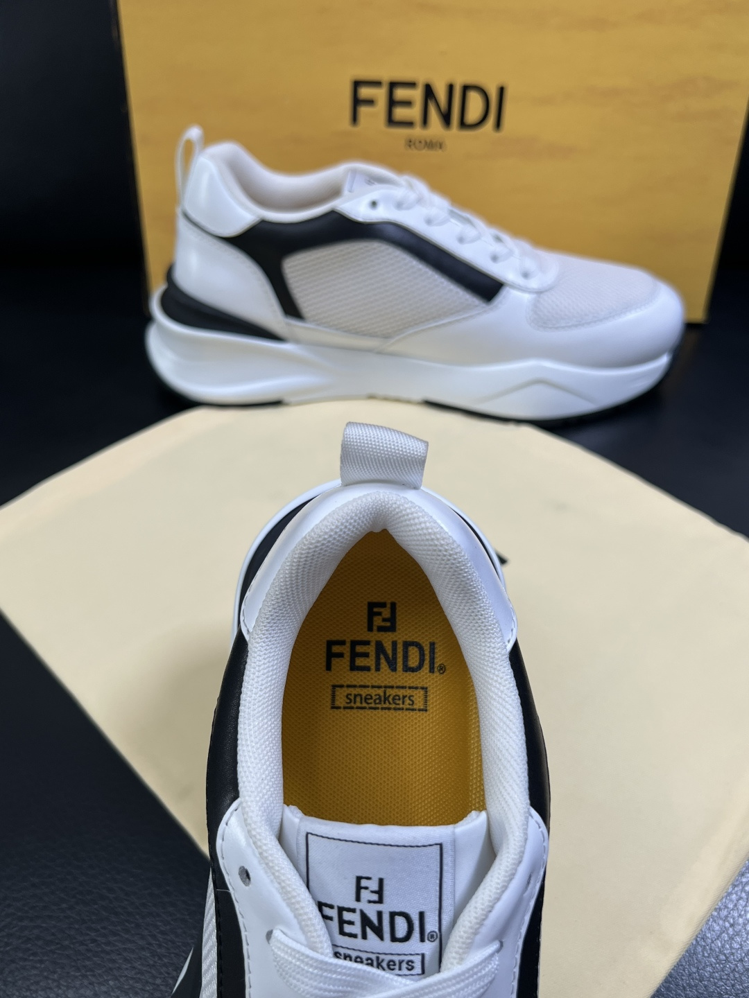 FENDI  高品质 顶级工艺品  芬迪  专柜同步原厂配置，意大利进口原版面料，透气舒适牛皮内里垫，鞋