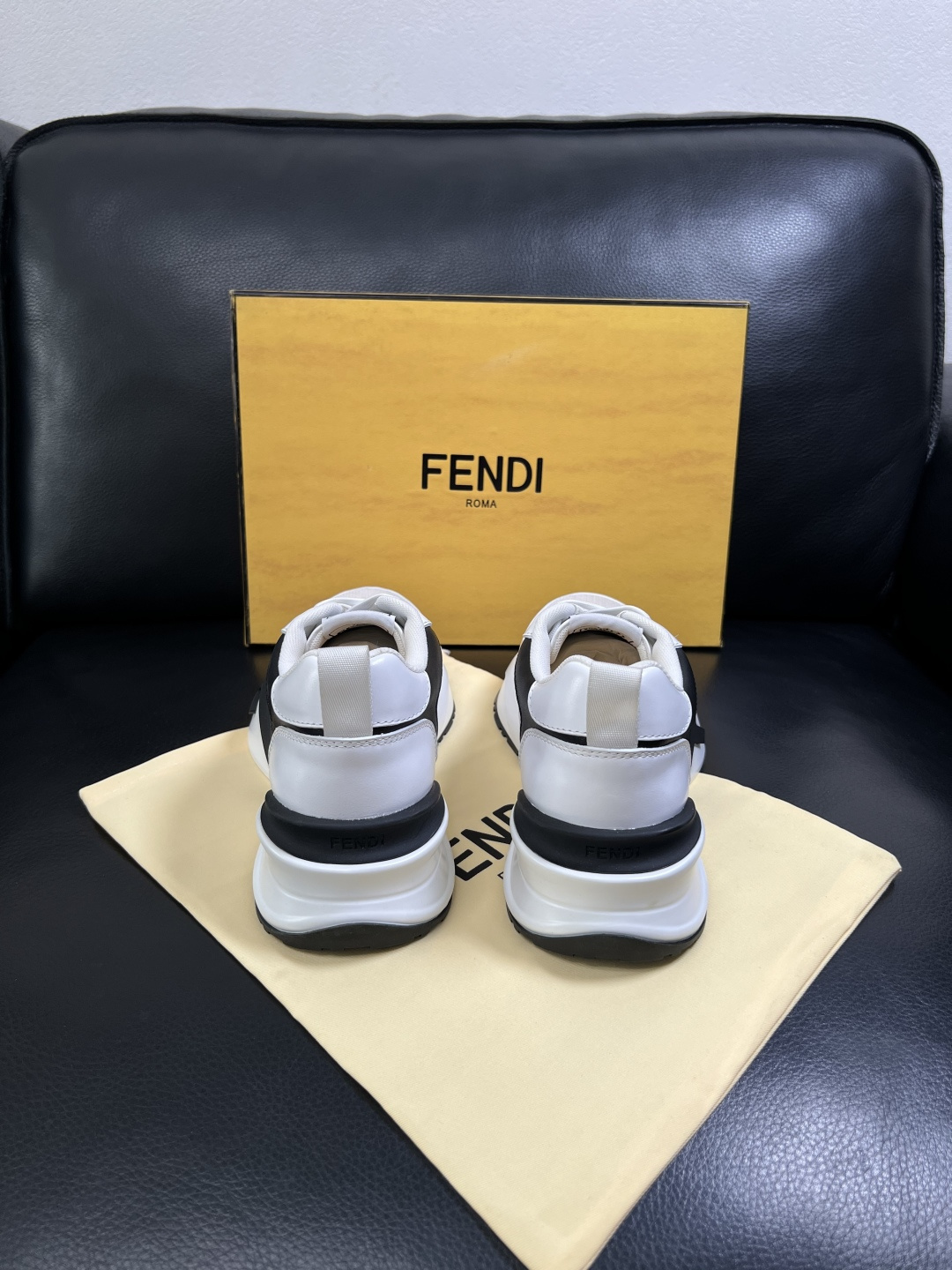 FENDI  高品质 顶级工艺品  芬迪  专柜同步原厂配置，意大利进口原版面料，透气舒适牛皮内里垫，鞋
