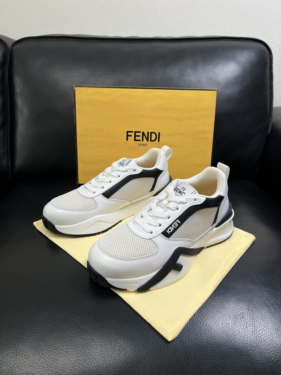 FENDI  高品质 顶级工艺品  芬迪  专柜同步原厂配置，意大利进口原版面料，透气舒适牛皮内里垫，鞋