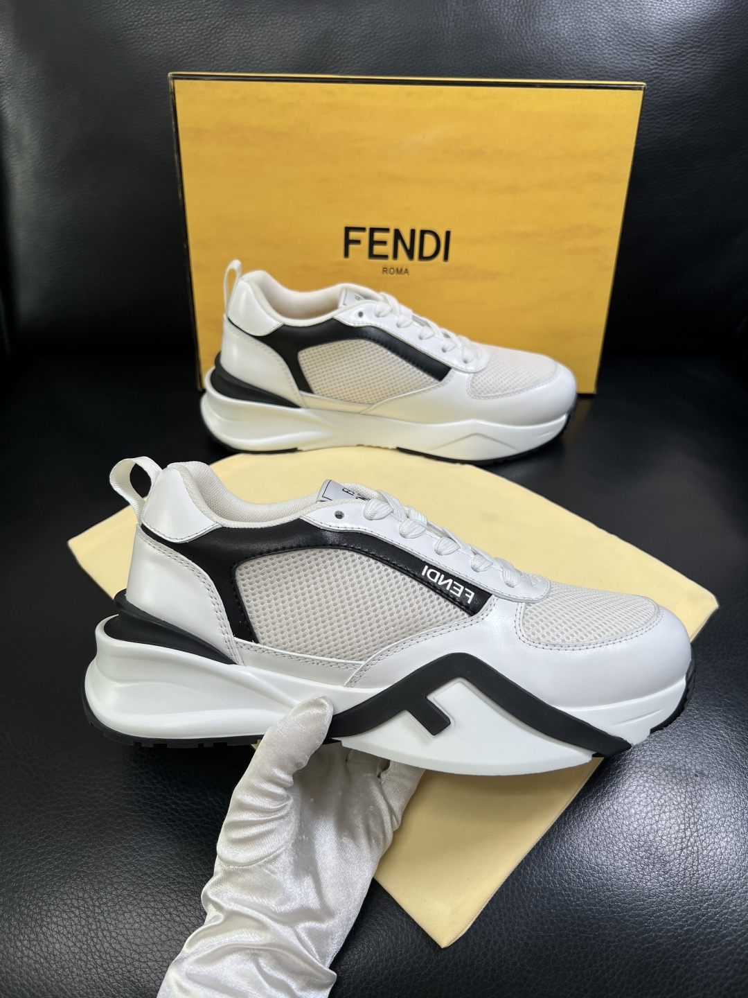 FENDI  高品质 顶级工艺品  芬迪  专柜同步原厂配置，意大利进口原版面料，透气舒适牛皮内里垫，鞋