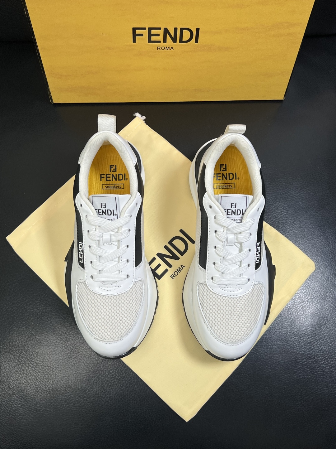 FENDI  高品质 顶级工艺品  芬迪  专柜同步原厂配置，意大利进口原版面料，透气舒适牛皮内里垫，鞋