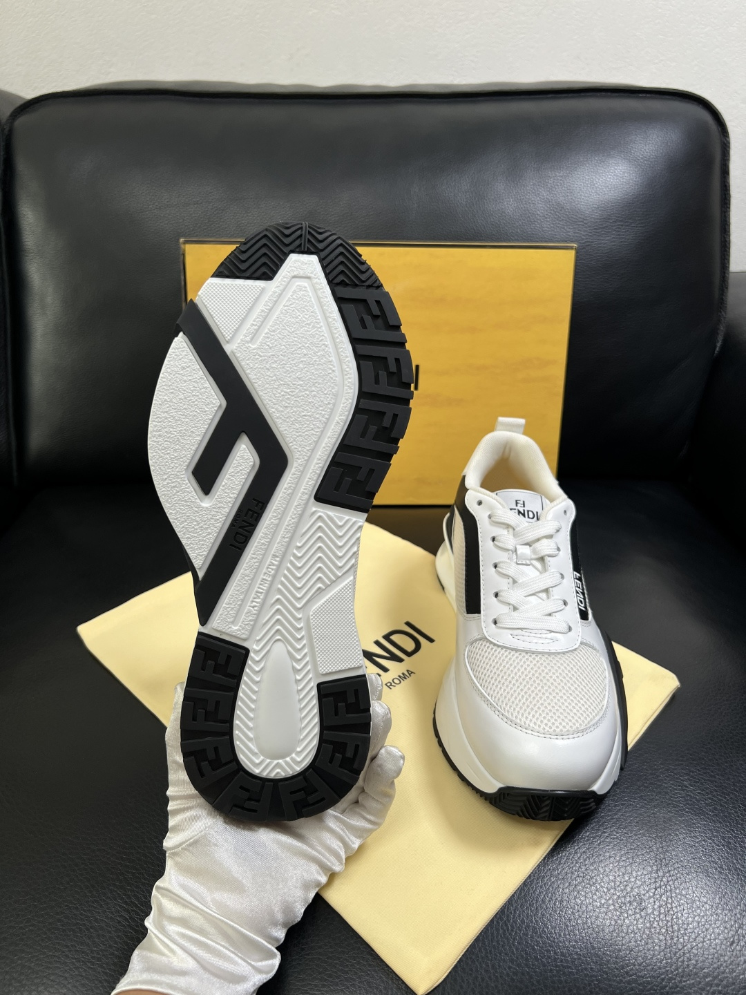 FENDI  高品质 顶级工艺品  芬迪  专柜同步原厂配置，意大利进口原版面料，透气舒适牛皮内里垫，鞋
