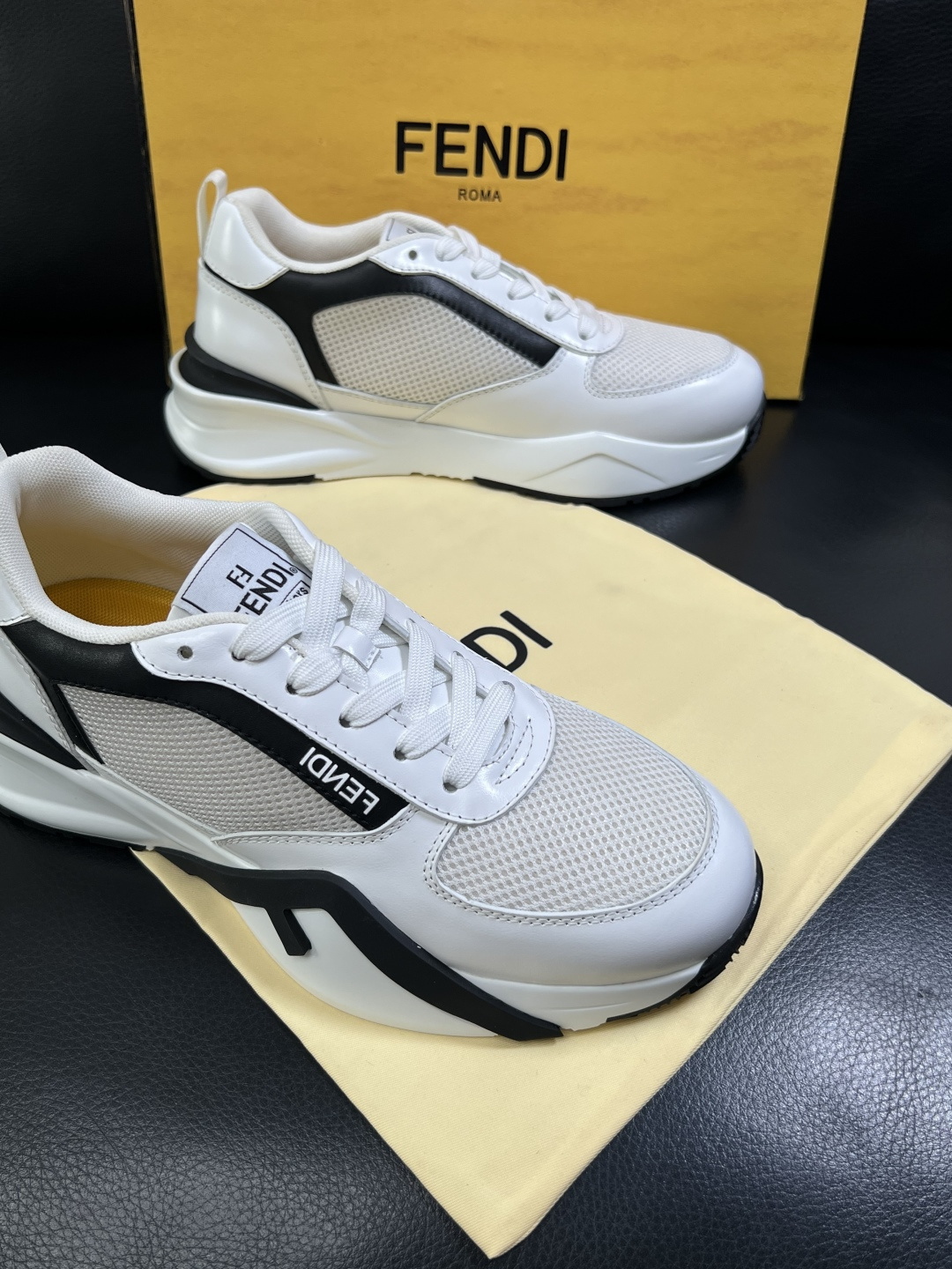 FENDI  高品质 顶级工艺品  芬迪  专柜同步原厂配置，意大利进口原版面料，透气舒适牛皮内里垫，鞋