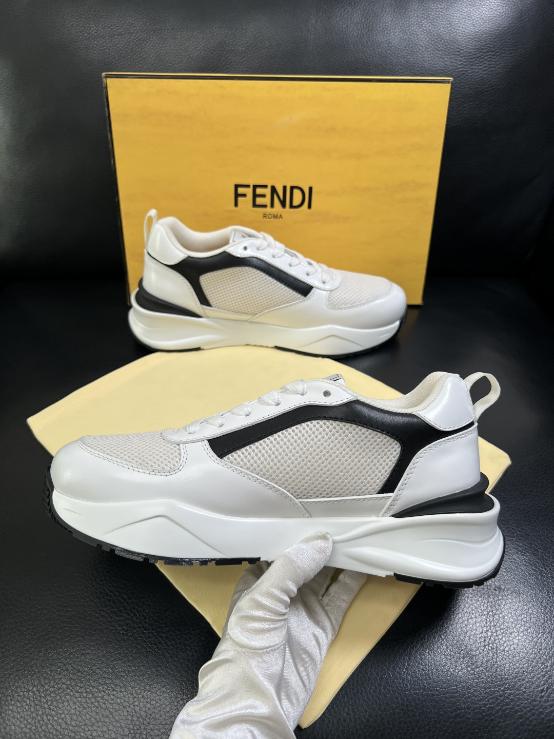 FENDI  高品质 顶级工艺品  芬迪  专柜同步原厂配置，意大利进口原版面料，透气舒适牛皮内里垫，鞋