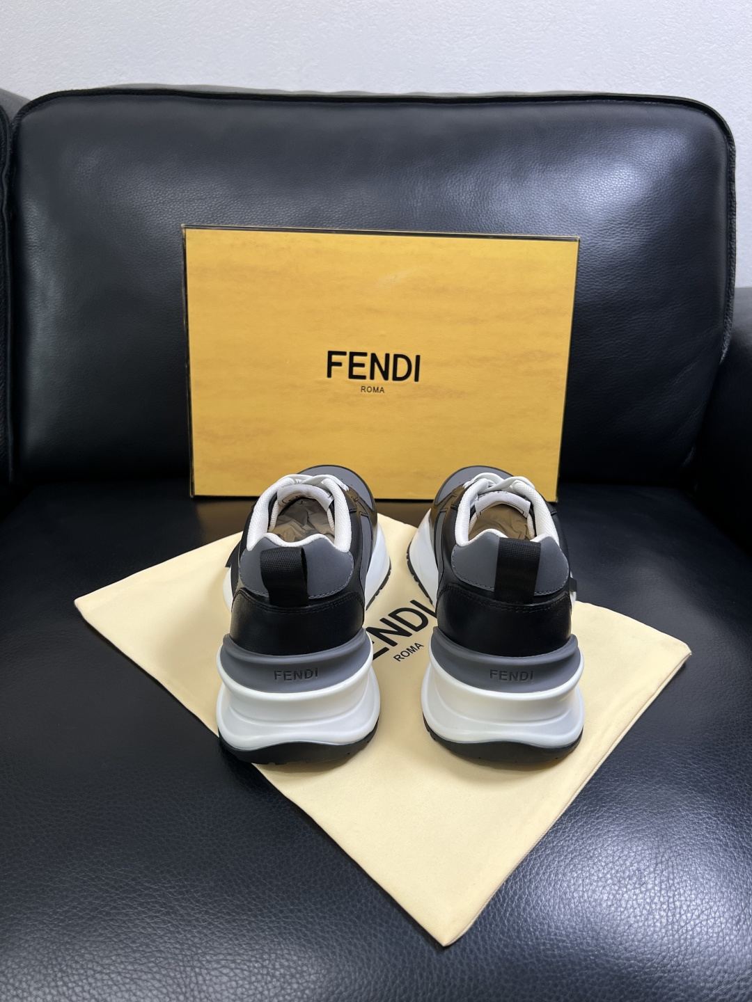 FENDI  高品质 顶级工艺品  芬迪  专柜同步原厂配置，意大利进口原版面料，透气舒适牛皮内里垫，鞋