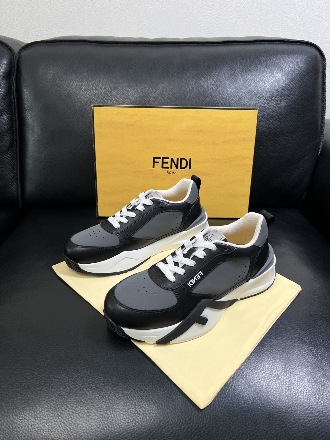 FENDI  高品质 顶级工艺品  芬迪  专柜同步原厂配置，意大利进口原版面料，透气舒适牛皮内里垫，鞋