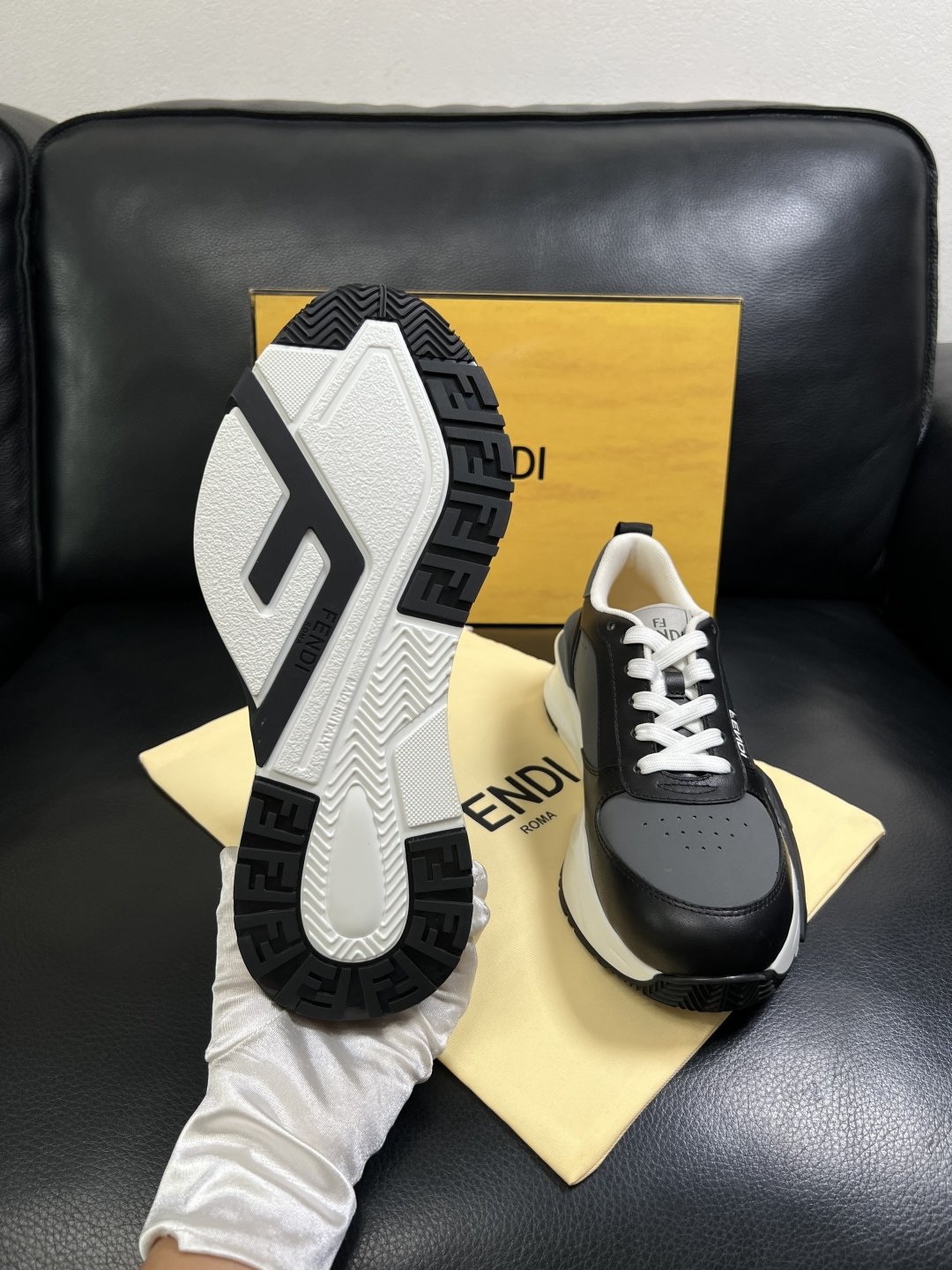 FENDI  高品质 顶级工艺品  芬迪  专柜同步原厂配置，意大利进口原版面料，透气舒适牛皮内里垫，鞋