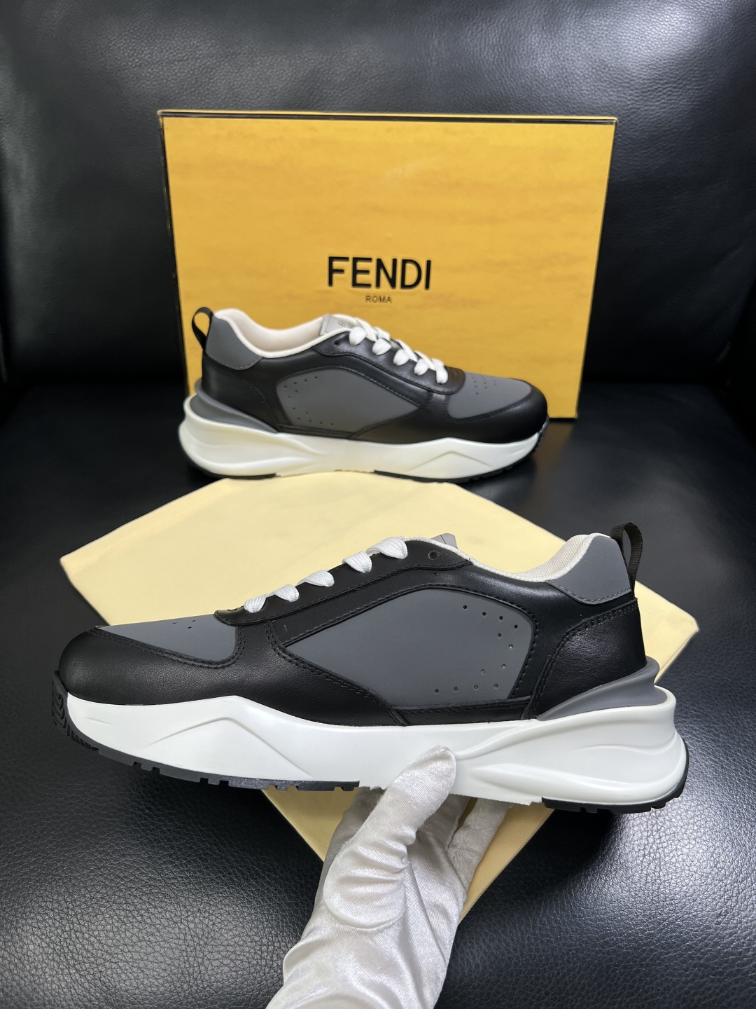 FENDI  高品质 顶级工艺品  芬迪  专柜同步原厂配置，意大利进口原版面料，透气舒适牛皮内里垫，鞋
