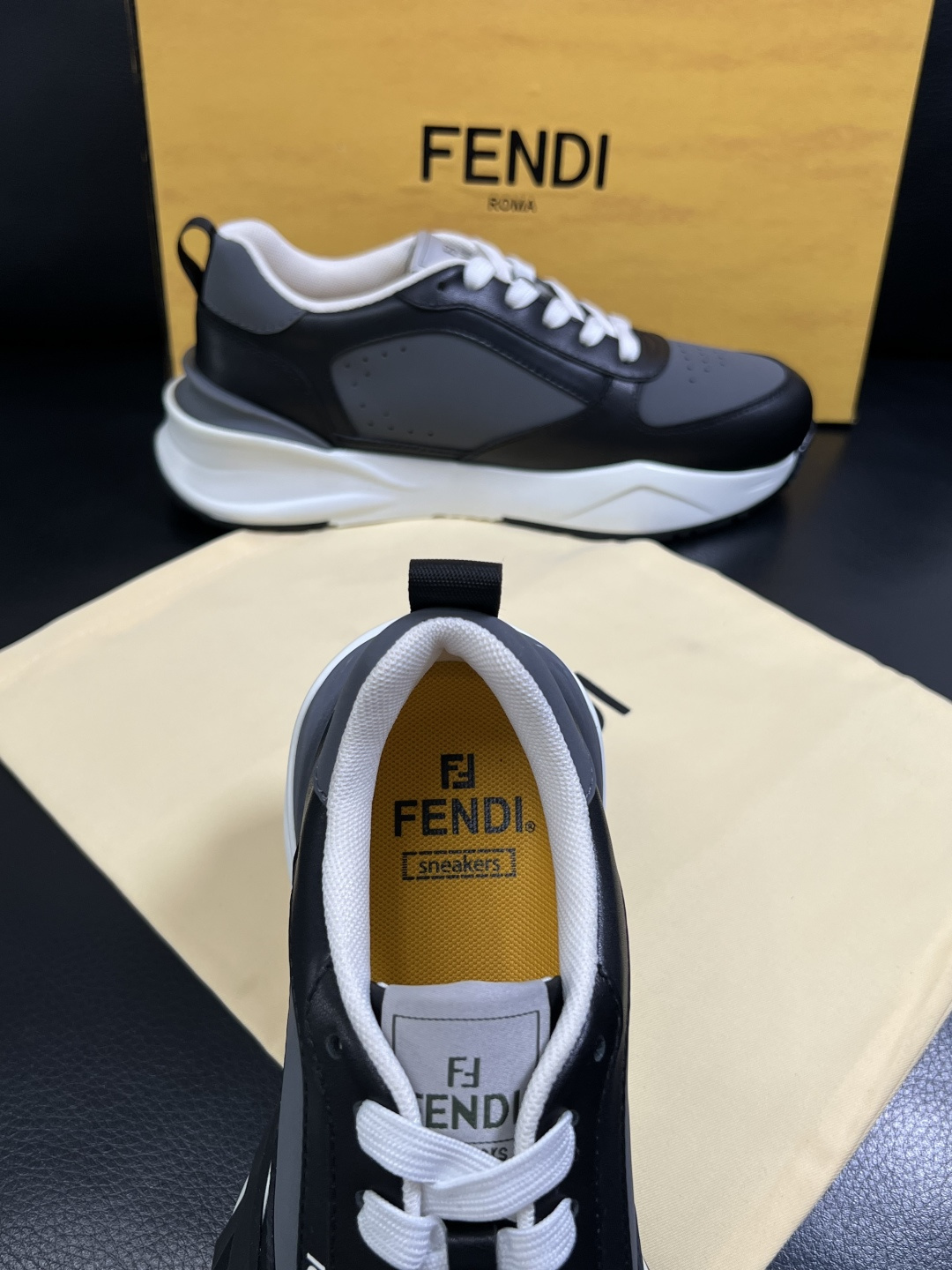 FENDI  高品质 顶级工艺品  芬迪  专柜同步原厂配置，意大利进口原版面料，透气舒适牛皮内里垫，鞋