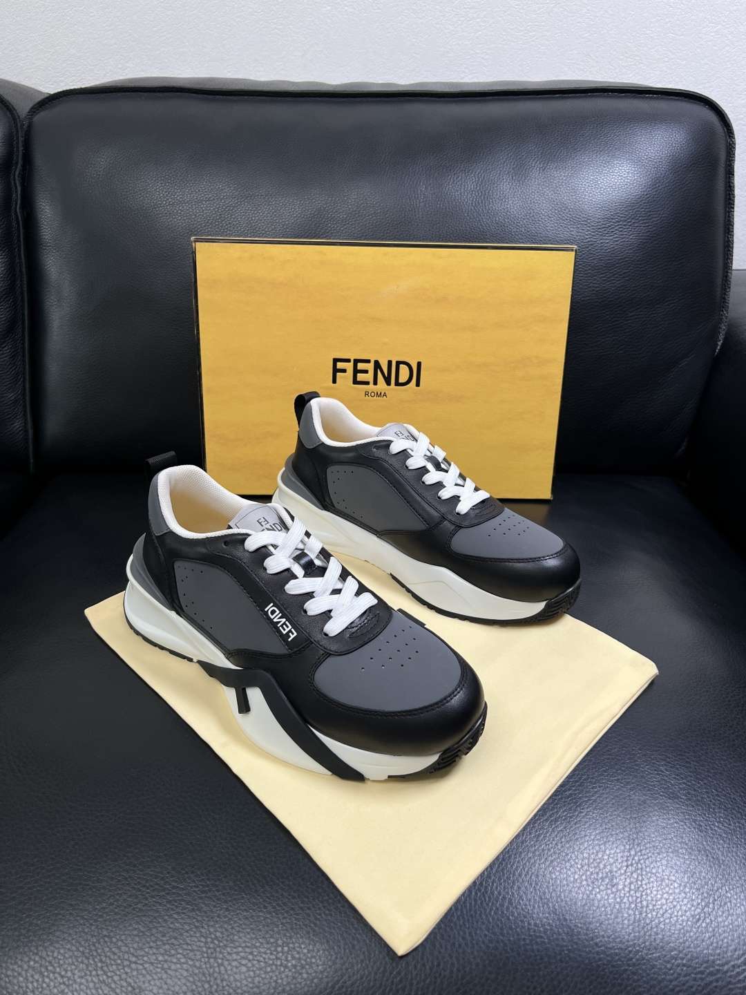 FENDI  高品质 顶级工艺品  芬迪  专柜同步原厂配置，意大利进口原版面料，透气舒适牛皮内里垫，鞋