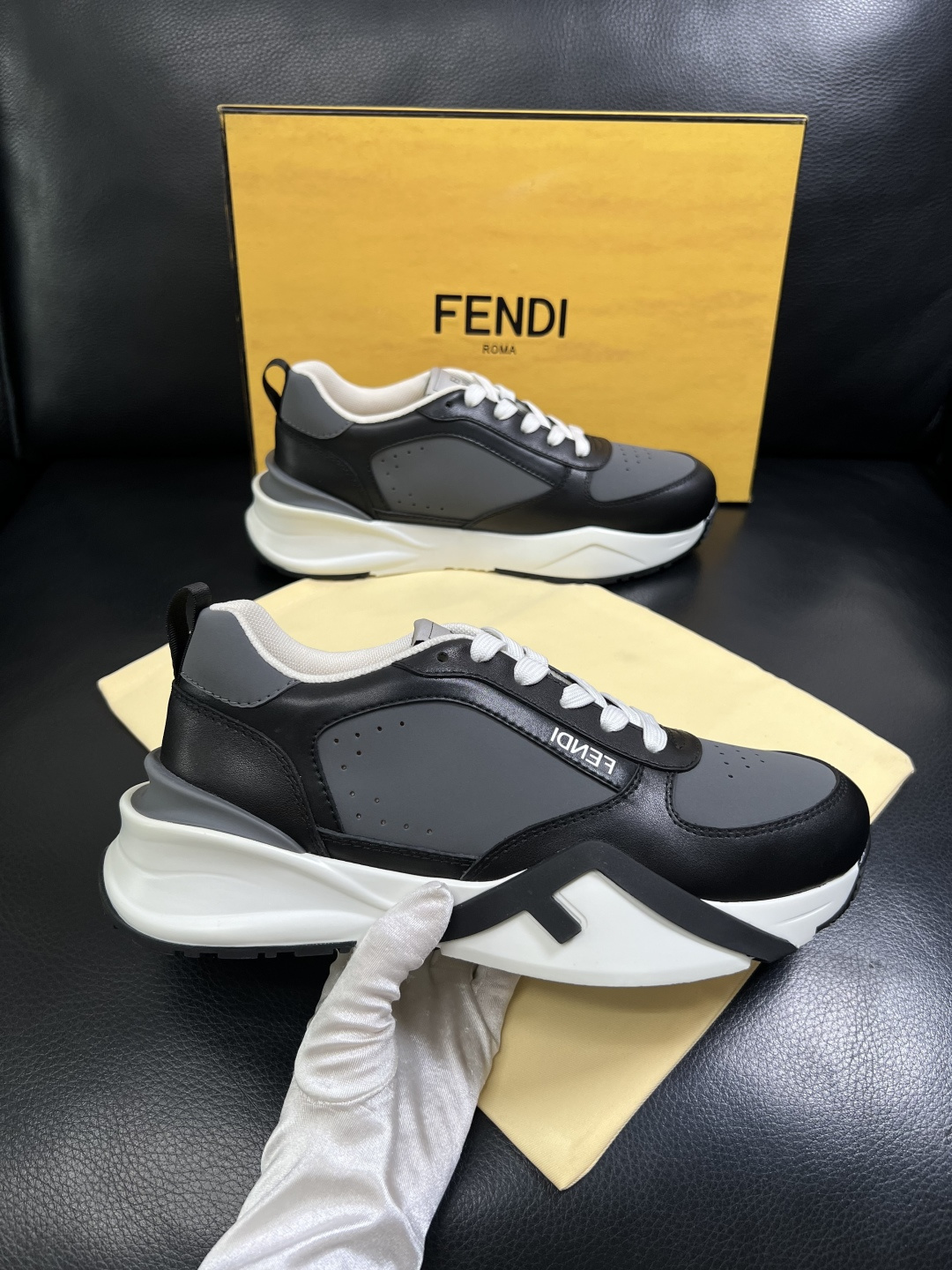 FENDI  高品质 顶级工艺品  芬迪  专柜同步原厂配置，意大利进口原版面料，透气舒适牛皮内里垫，鞋