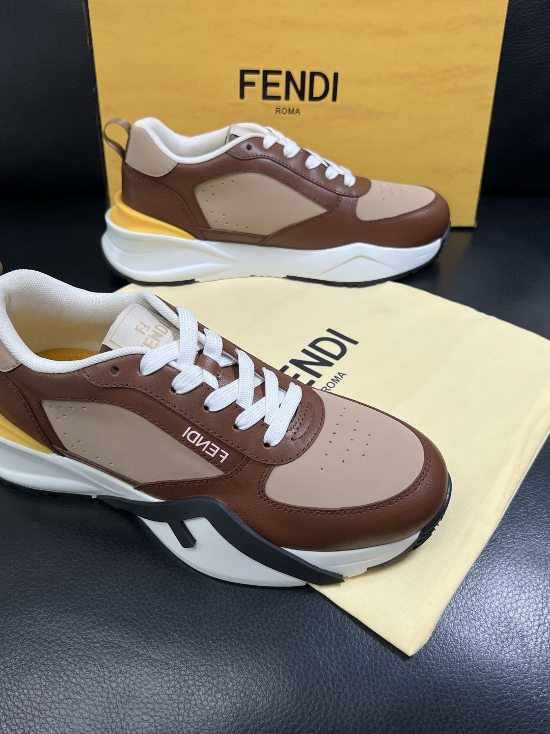 FENDI  高品质 顶级工艺品  芬迪  专柜同步原厂配置，意大利进口原版面料，透气舒适牛皮内里垫，鞋