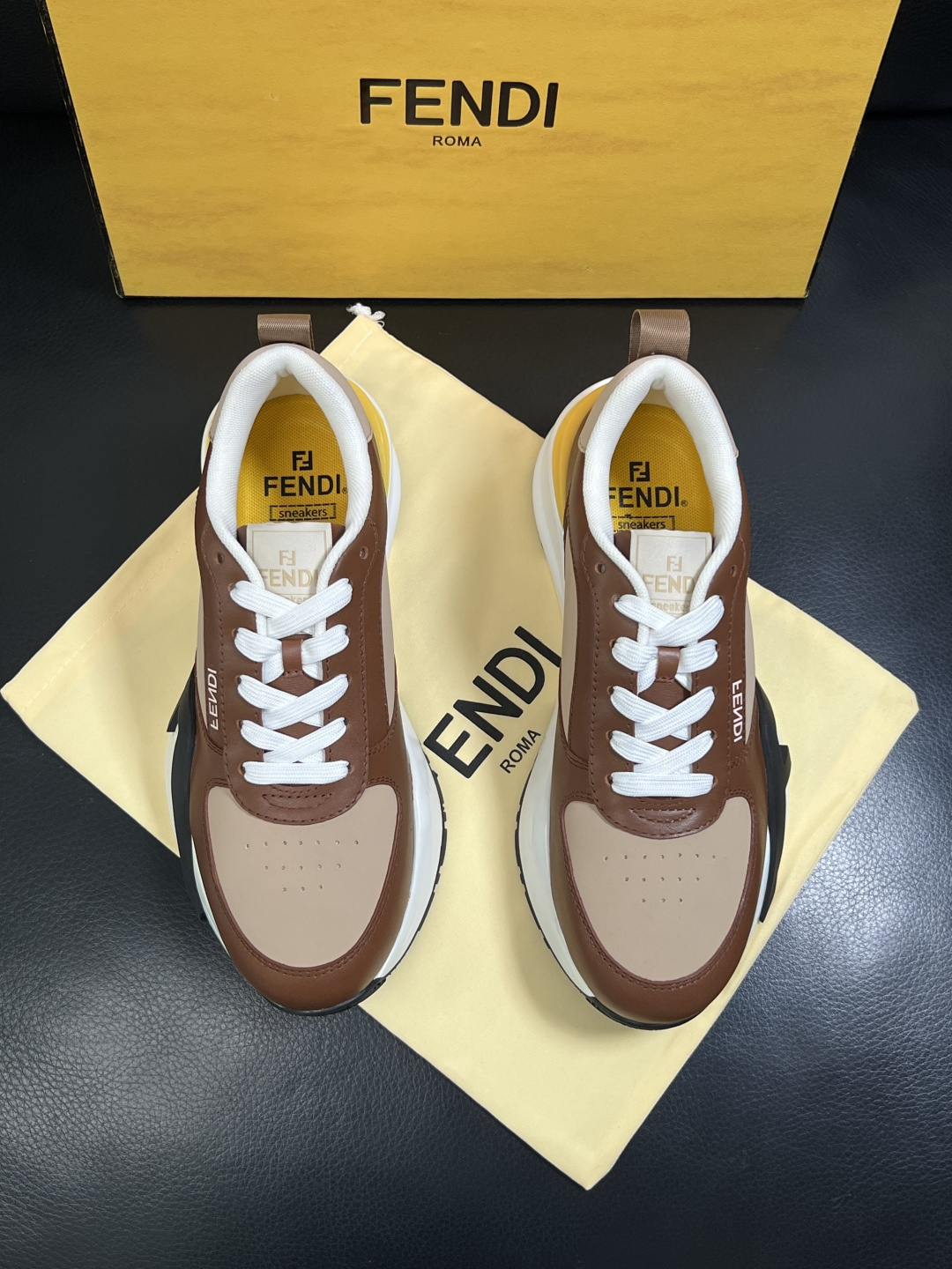 FENDI  高品质 顶级工艺品  芬迪  专柜同步原厂配置，意大利进口原版面料，透气舒适牛皮内里垫，鞋