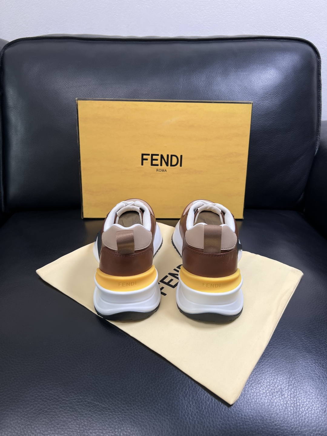 FENDI  高品质 顶级工艺品  芬迪  专柜同步原厂配置，意大利进口原版面料，透气舒适牛皮内里垫，鞋
