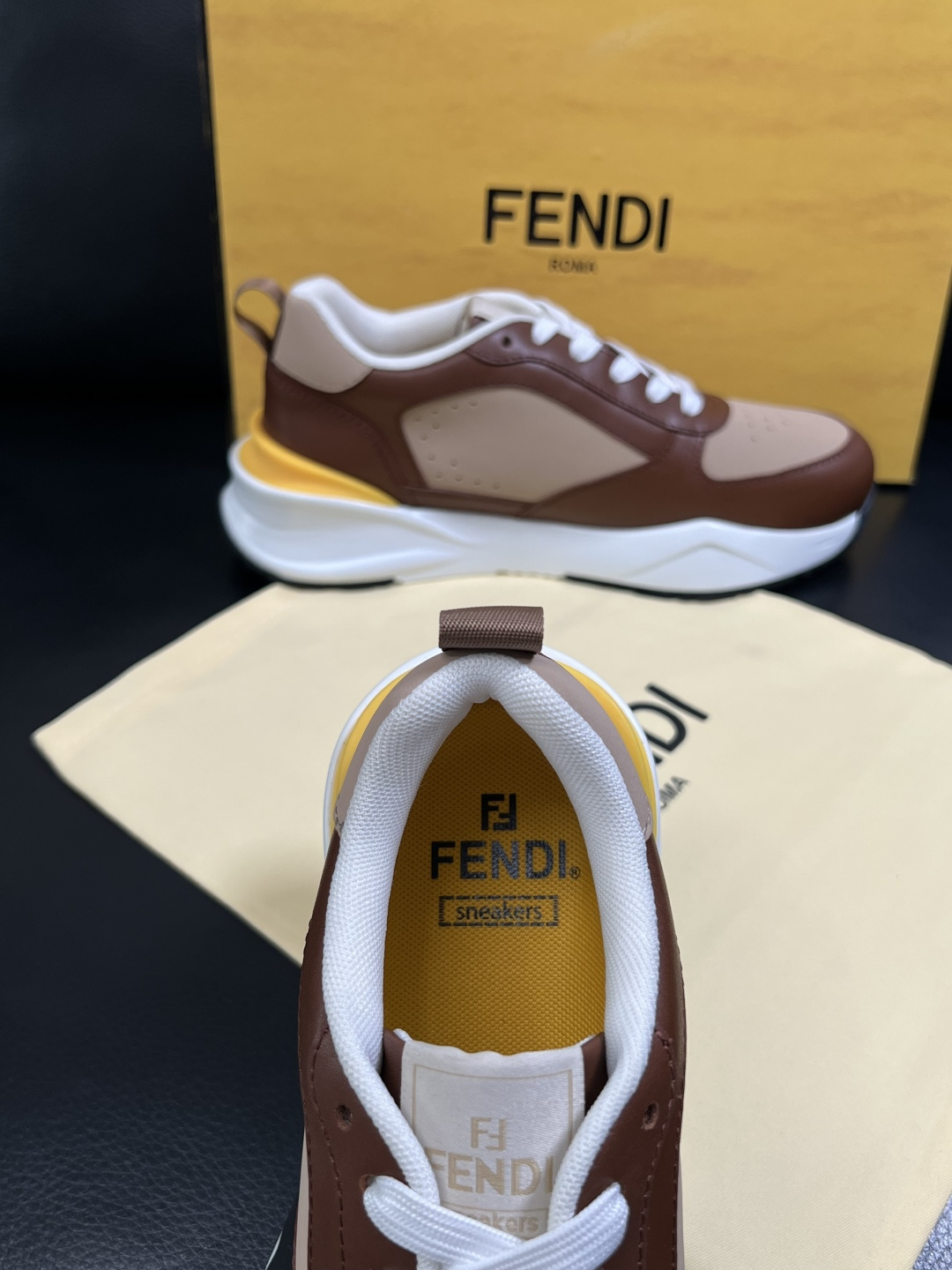 FENDI  高品质 顶级工艺品  芬迪  专柜同步原厂配置，意大利进口原版面料，透气舒适牛皮内里垫，鞋