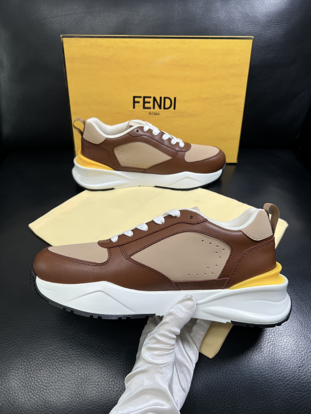 FENDI  高品质 顶级工艺品  芬迪  专柜同步原厂配置，意大利进口原版面料，透气舒适牛皮内里垫，鞋