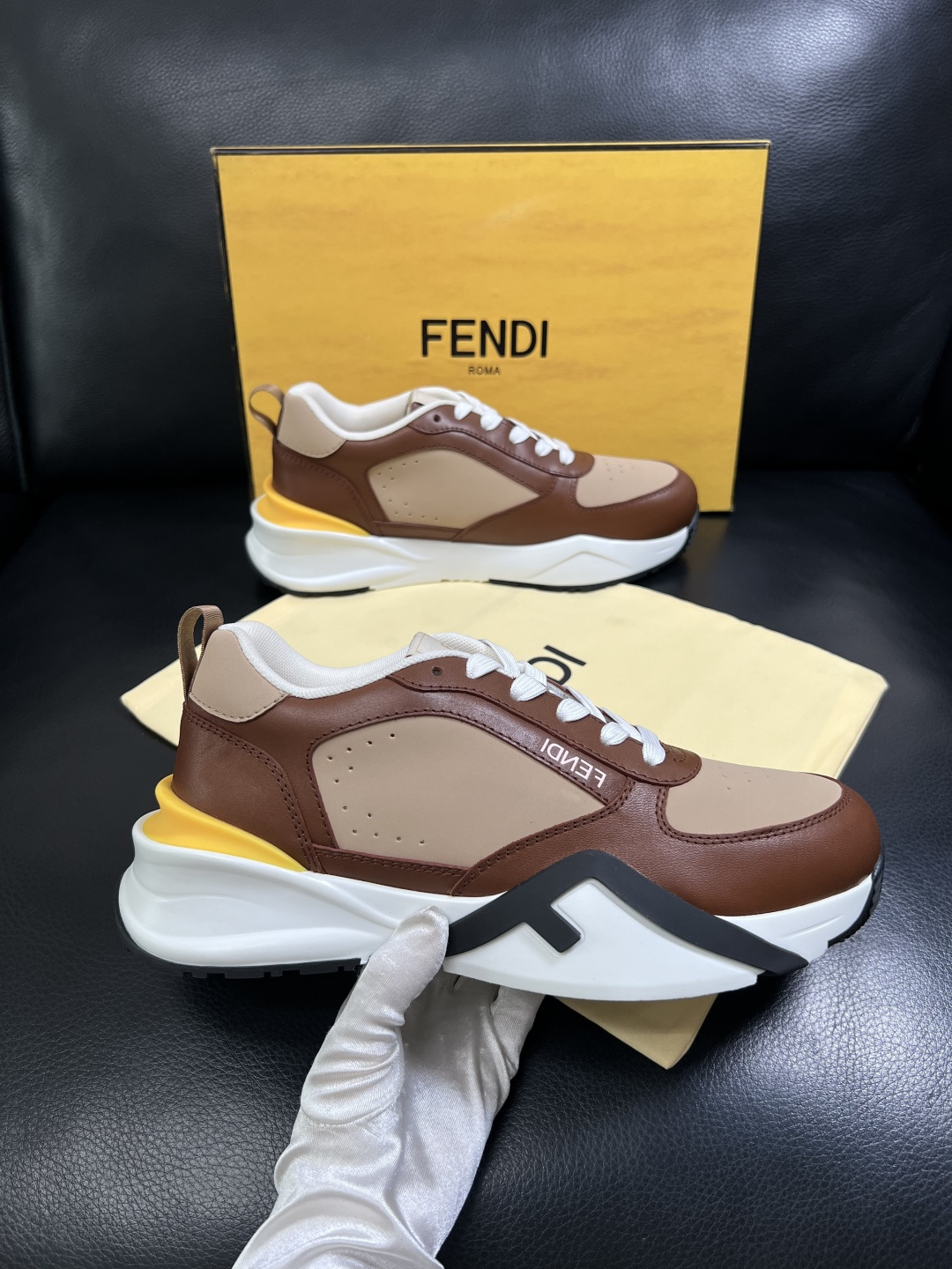 FENDI  高品质 顶级工艺品  芬迪  专柜同步原厂配置，意大利进口原版面料，透气舒适牛皮内里垫，鞋