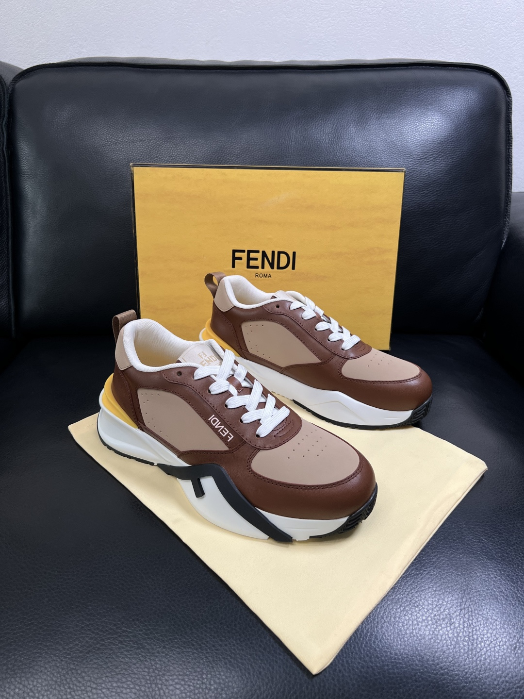 FENDI  高品质 顶级工艺品  芬迪  专柜同步原厂配置，意大利进口原版面料，透气舒适牛皮内里垫，鞋