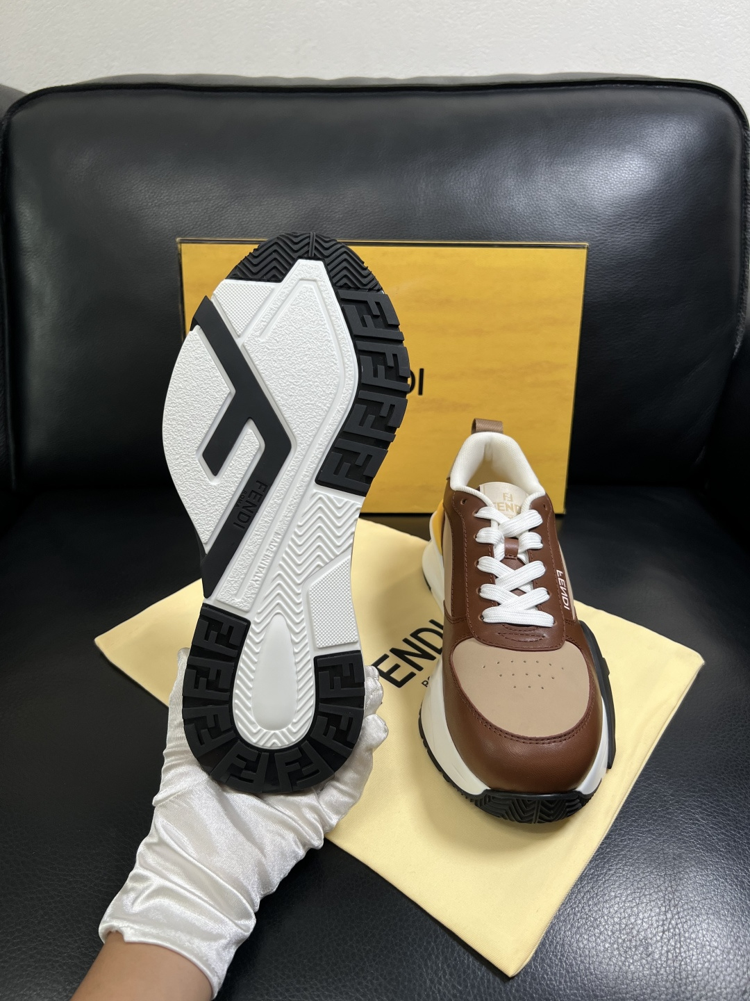 FENDI  高品质 顶级工艺品  芬迪  专柜同步原厂配置，意大利进口原版面料，透气舒适牛皮内里垫，鞋