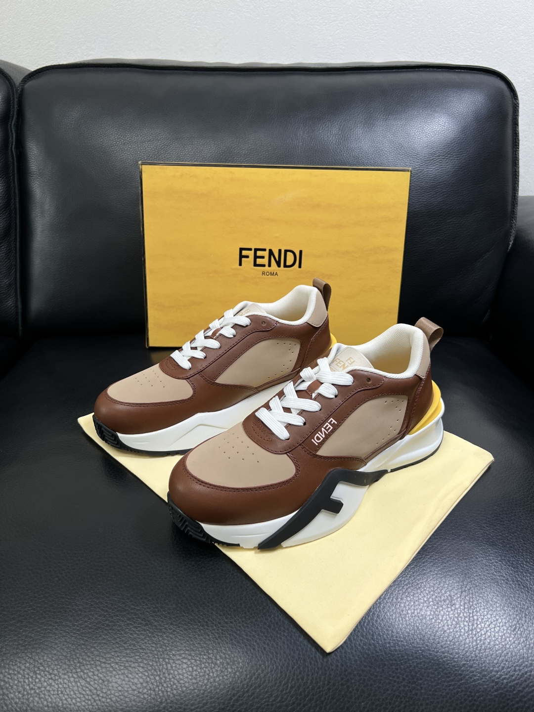 FENDI  高品质 顶级工艺品  芬迪  专柜同步原厂配置，意大利进口原版面料，透气舒适牛皮内里垫，鞋