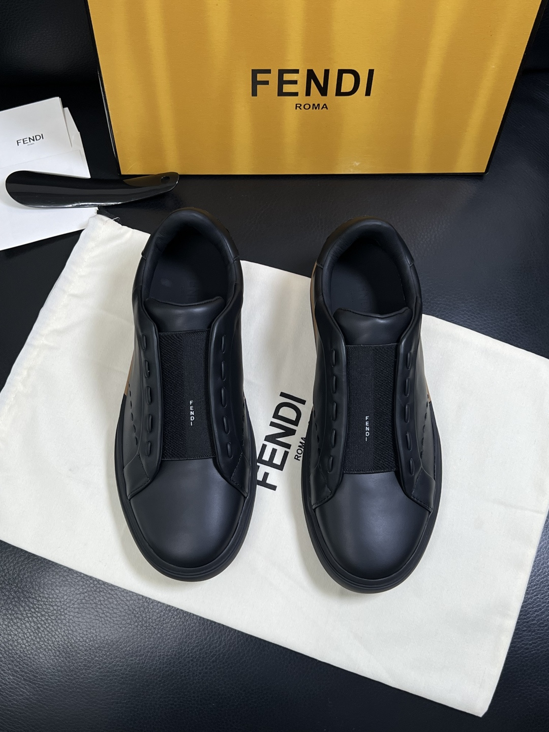 FENDI  高品质  顶级工艺品，芬迪  专柜同步，原厂配置意大利进口牛皮面料，进口牛皮内里垫，透气舒