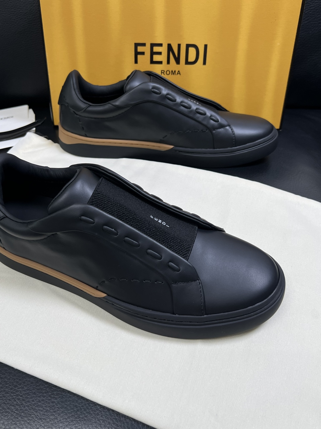FENDI  高品质  顶级工艺品，芬迪  专柜同步，原厂配置意大利进口牛皮面料，进口牛皮内里垫，透气舒