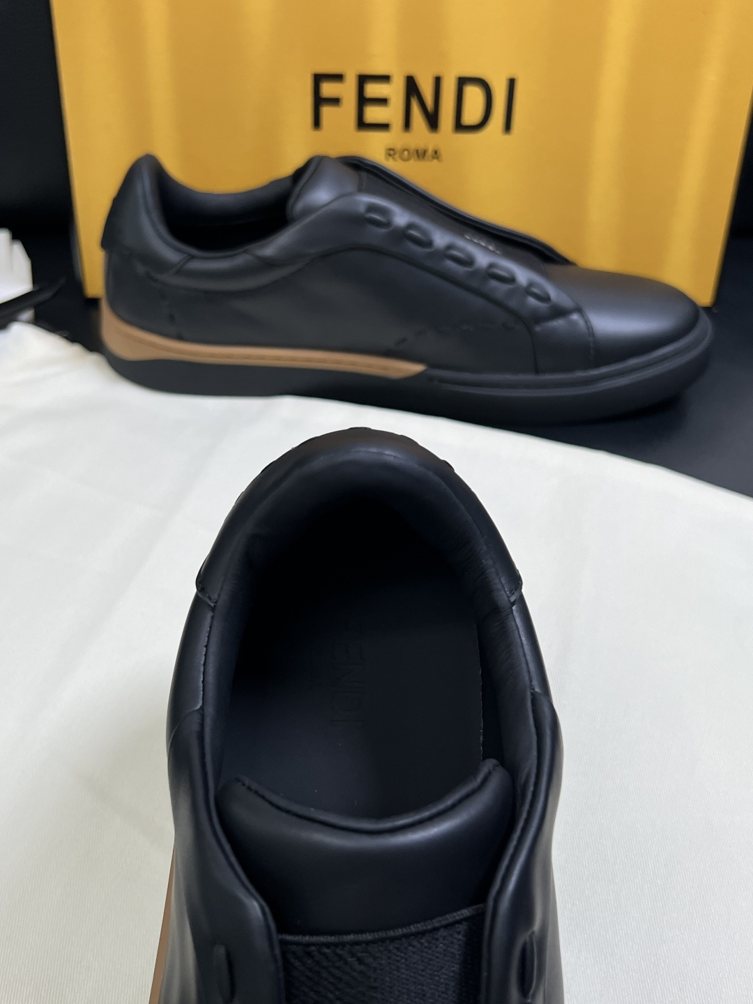 FENDI  高品质  顶级工艺品，芬迪  专柜同步，原厂配置意大利进口牛皮面料，进口牛皮内里垫，透气舒