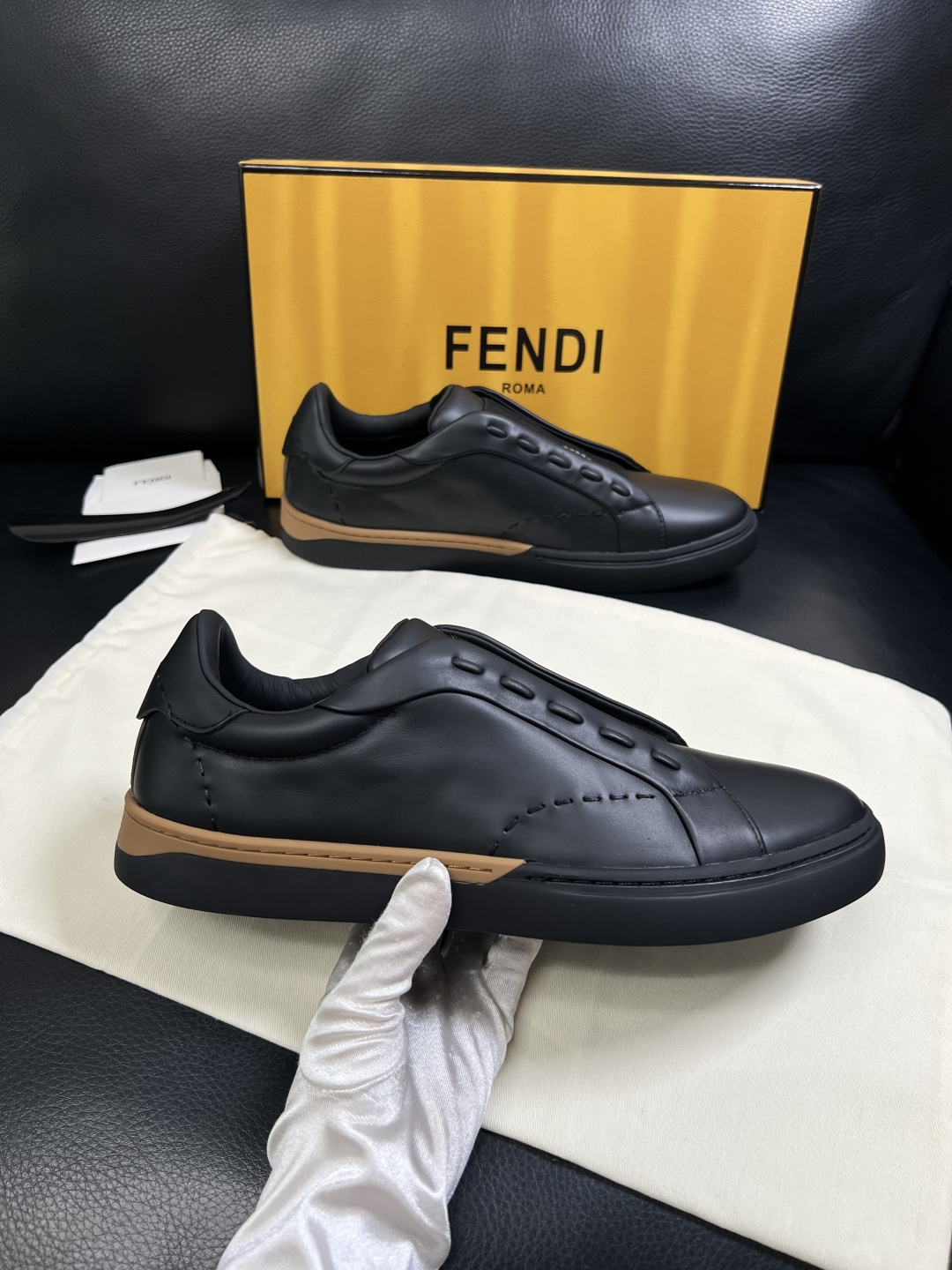 FENDI  高品质  顶级工艺品，芬迪  专柜同步，原厂配置意大利进口牛皮面料，进口牛皮内里垫，透气舒