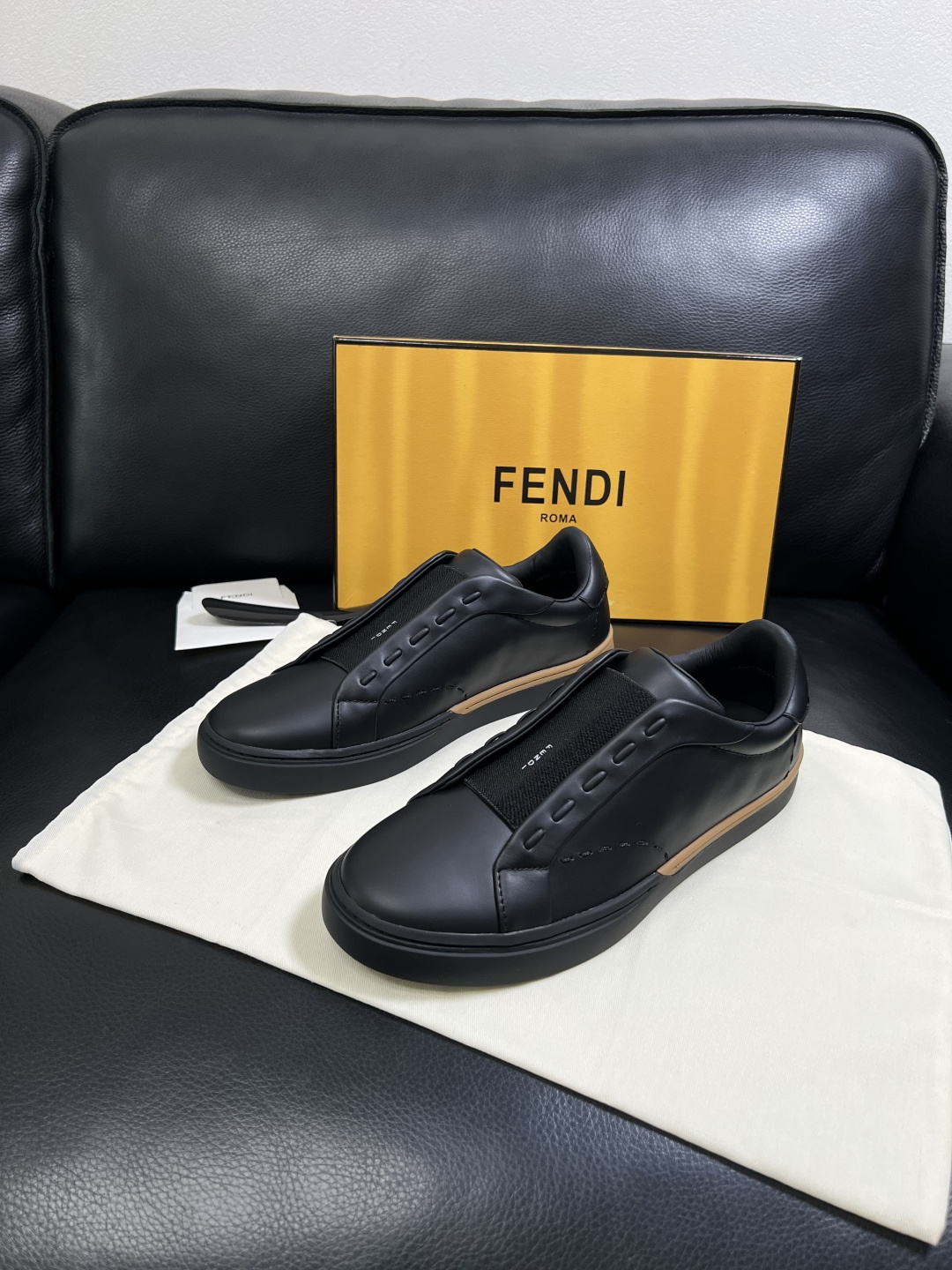 FENDI  高品质  顶级工艺品，芬迪  专柜同步，原厂配置意大利进口牛皮面料，进口牛皮内里垫，透气舒