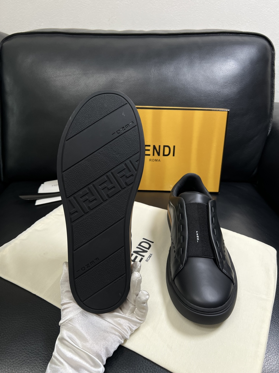 FENDI  高品质  顶级工艺品，芬迪  专柜同步，原厂配置意大利进口牛皮面料，进口牛皮内里垫，透气舒