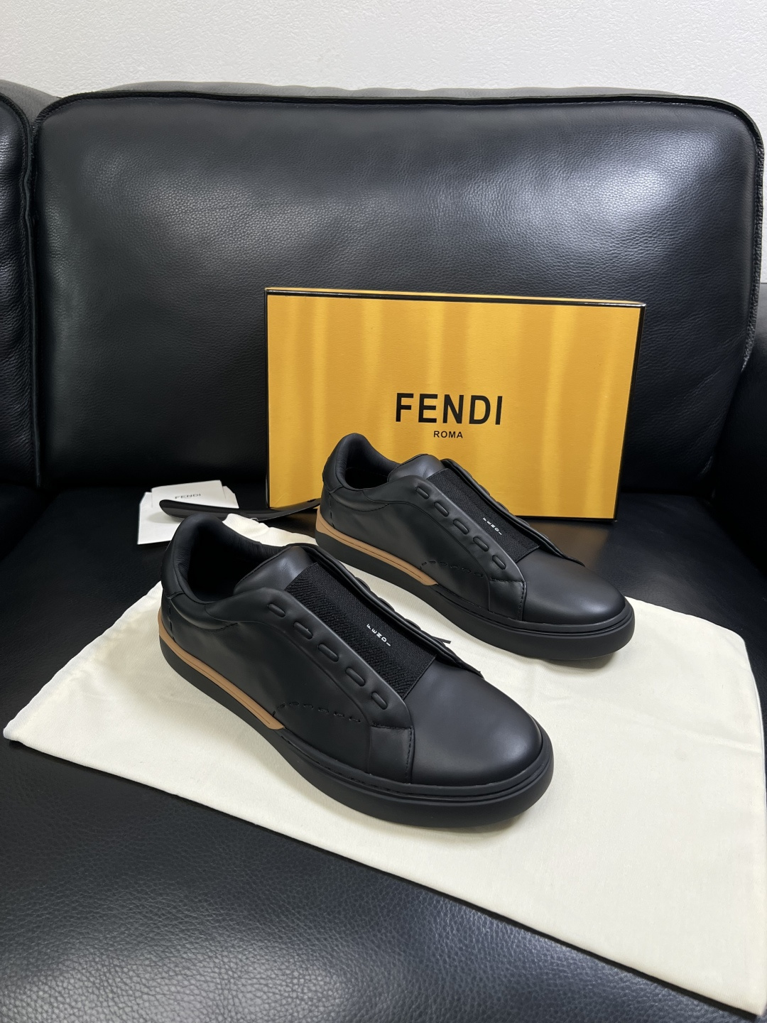 FENDI  高品质  顶级工艺品，芬迪  专柜同步，原厂配置意大利进口牛皮面料，进口牛皮内里垫，透气舒