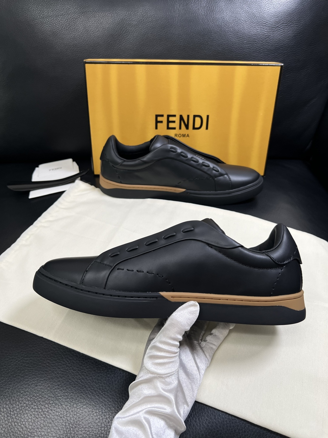 FENDI  高品质  顶级工艺品，芬迪  专柜同步，原厂配置意大利进口牛皮面料，进口牛皮内里垫，透气舒