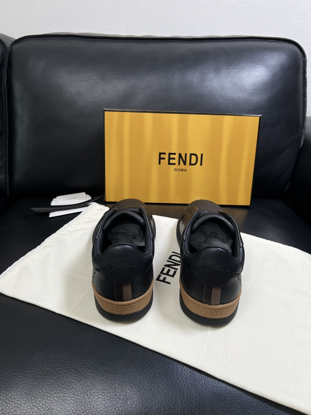 FENDI  高品质  顶级工艺品，芬迪  专柜同步，原厂配置意大利进口牛皮面料，进口牛皮内里垫，透气舒