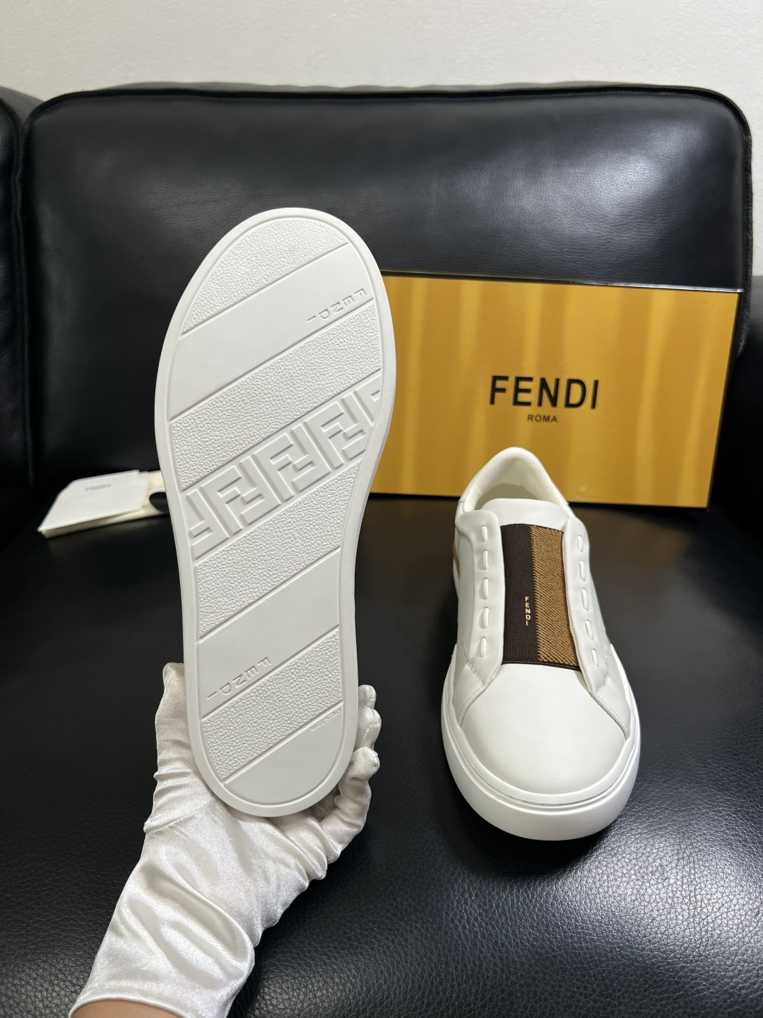 FENDI  高品质  顶级工艺品，芬迪  专柜同步，原厂配置意大利进口牛皮面料，进口牛皮内里垫，透气舒